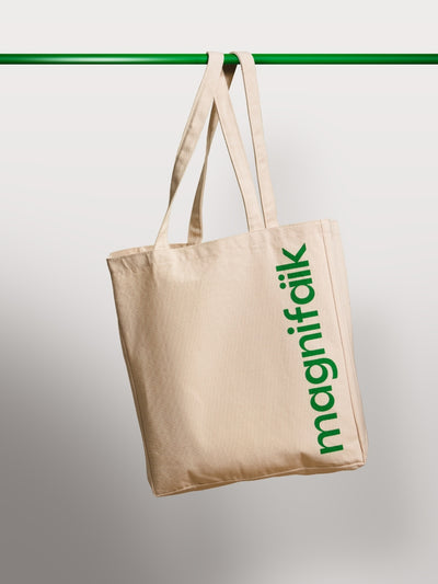 Tote bag en coton beige avec logo vert magnifaïk, idéal pour le quotidien et le beauty coaching.